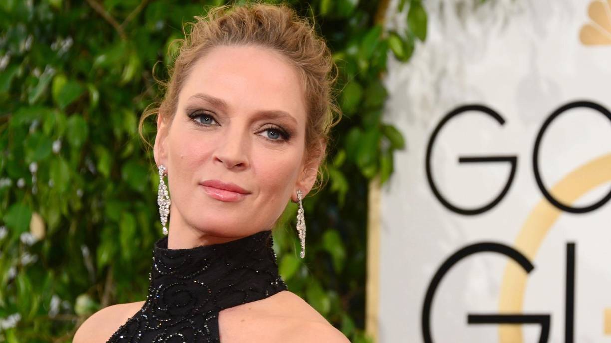 “Decidimos como familia que no podía seguir adelante con el embarazo y estuvimos de acuerdo en que la interrupción era la opción correcta. Sin embargo, mi corazón se rompió. El aborto que tuve cuando era adolescente fue la decisión más difícil de mi vida, una decisión que me causó angustia entonces y que me entristece incluso ahora, pero fue el camino hacia la vida llena de alegría y amor que he llevado”, afirma Uma, que tiene tres hijos: Maya, de 23 años, y Levon, de 19, con su ex marido Ethan Hawke, y la pequeña Luna, de nueve, con Arpad Busson.