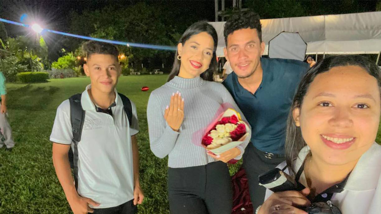 Andrea mostró su felicidad luego que Tejeda le pidió matrimonio. 