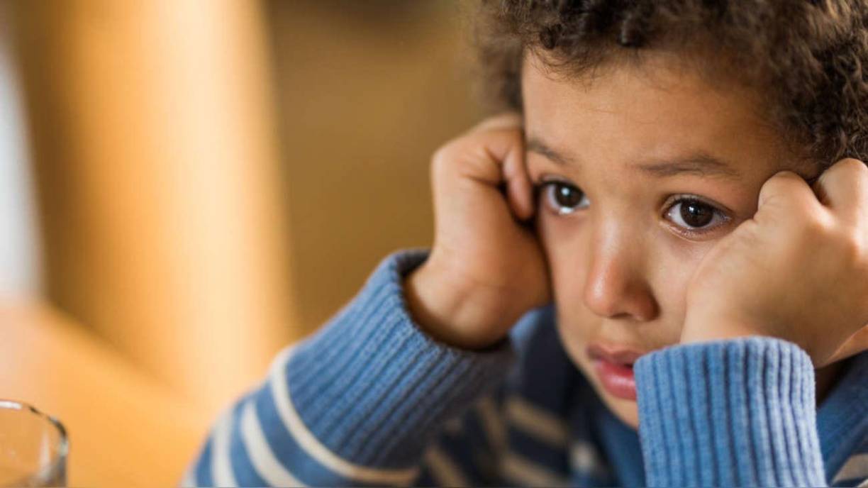 <b>1. SÍNTOMAS DE LA ANSIEDAD</b>La ansiedad puede manifestarse de manera diferente en niños y jóvenes que en adultos. Es importante saber reconocer los signos que indican que un niño o joven puede estar experimentando ansiedad. Algunos síntomas comunes incluyen:A. Físicos: Dolores de cabeza, dolores de estómago, náuseas, sudoración, temblores, taquicardia. B. Emocionales: Miedo excesivo, irritabilidad, tristeza, sensación de pánico.C. Conductuales: Evitación de situaciones que causan ansiedad (por ejemplo, escuela, socialización), inquietud, llanto, conductas de oposición. 