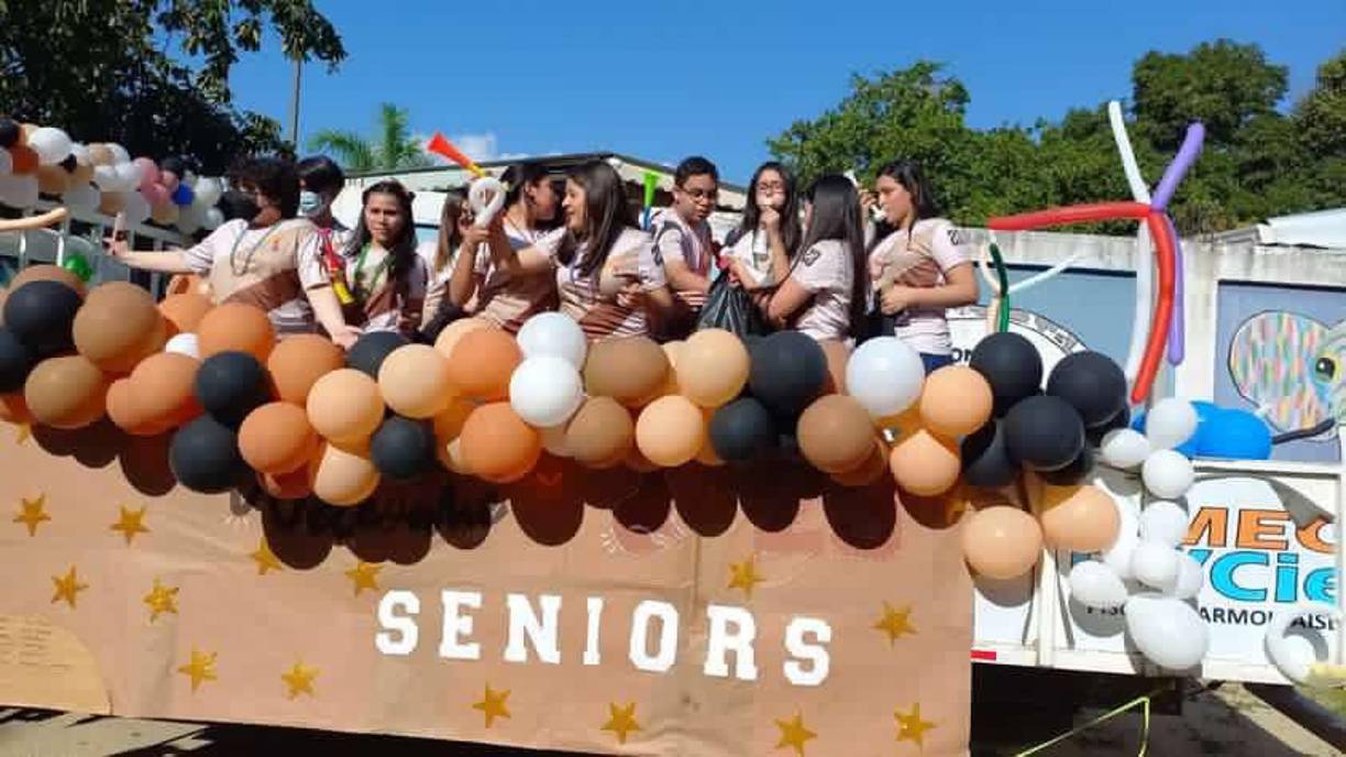 Los jovencitos arribaron a las instalaciones del centro de estudios llenos de ilusiones y alegría por reencontrarse con sus amigos y compañeros. 