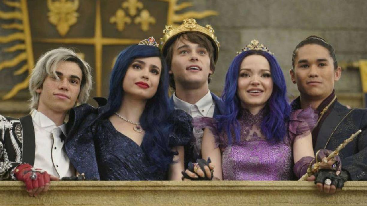 Sofia Daccarett Char, mejor conocida por su nombre artístico Sofia Carson, se hizo mundialmente famosa en 2015 por la serie de TV de Disney, Descendants, donde encarnaba a Evie, hija de la Reina Malvada de Blancanieves y los siete enanos. 