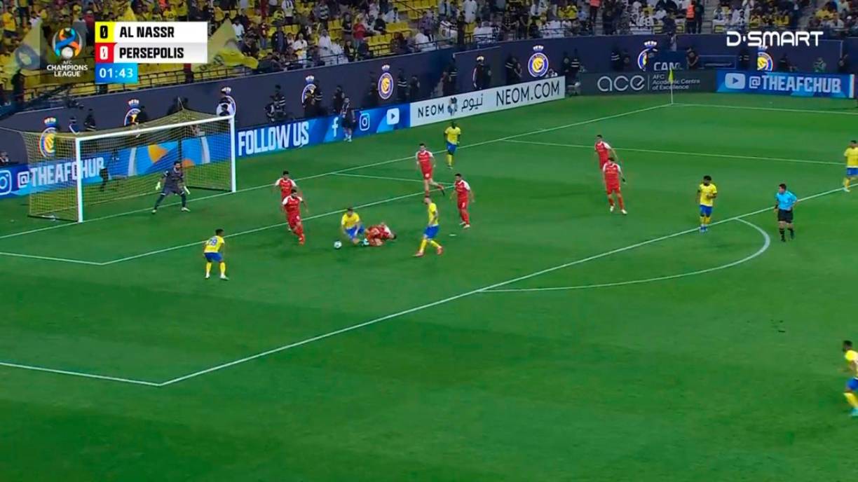 Sin embargo, en los primeros minutos del partido, Cristiano Ronaldo se metió al área, ante la llegada del rival se dejó caer y el árbitro sancionó la pena máxima.