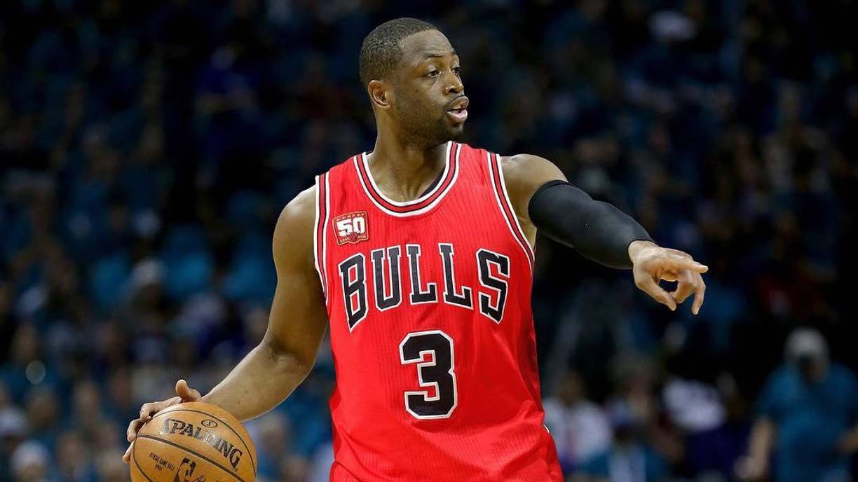 Dwayne Wade el tres veces campeón de la NBA tiene una casa de casi 4.000 metros cuadrados es un ejemplo de opulencia y extravagancia. Cuenta con 6 habitaciones, 9 baños, un cine, una piscina, un muelle, una enorme bodega y una cancha de baloncesto.