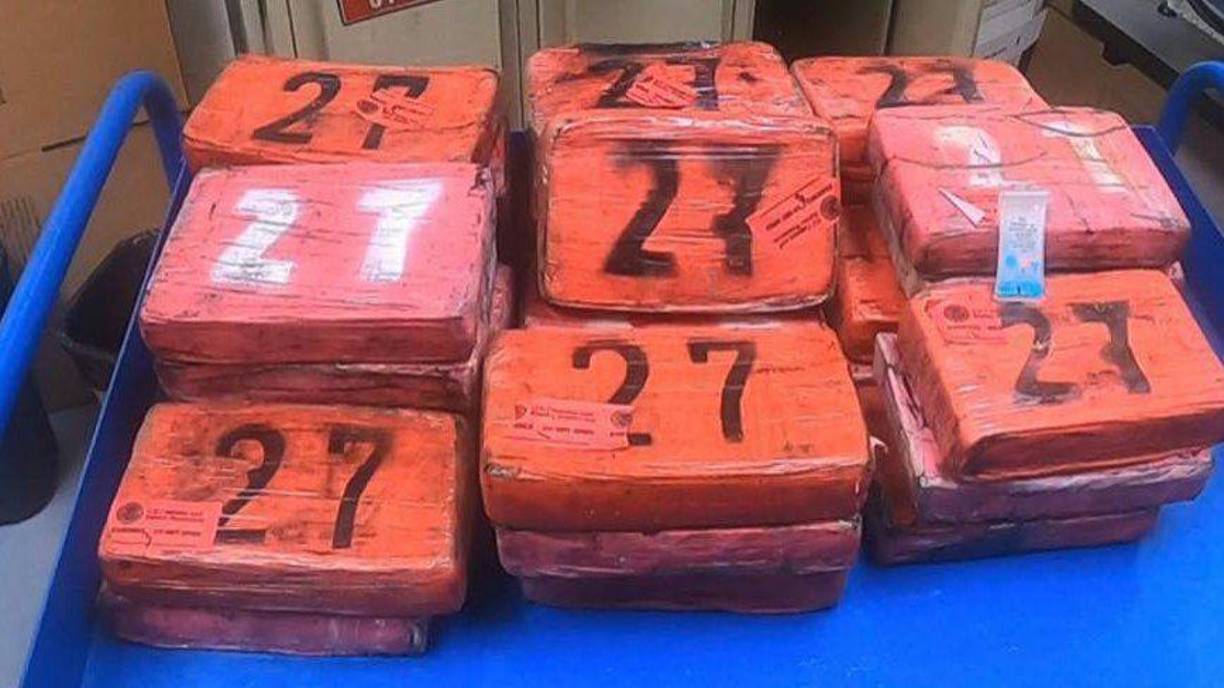 Imágenes de la Patrulla Fronteriza muestran una bolsa plástica de grandes dimensiones con unos 25 ladrillos de droga.