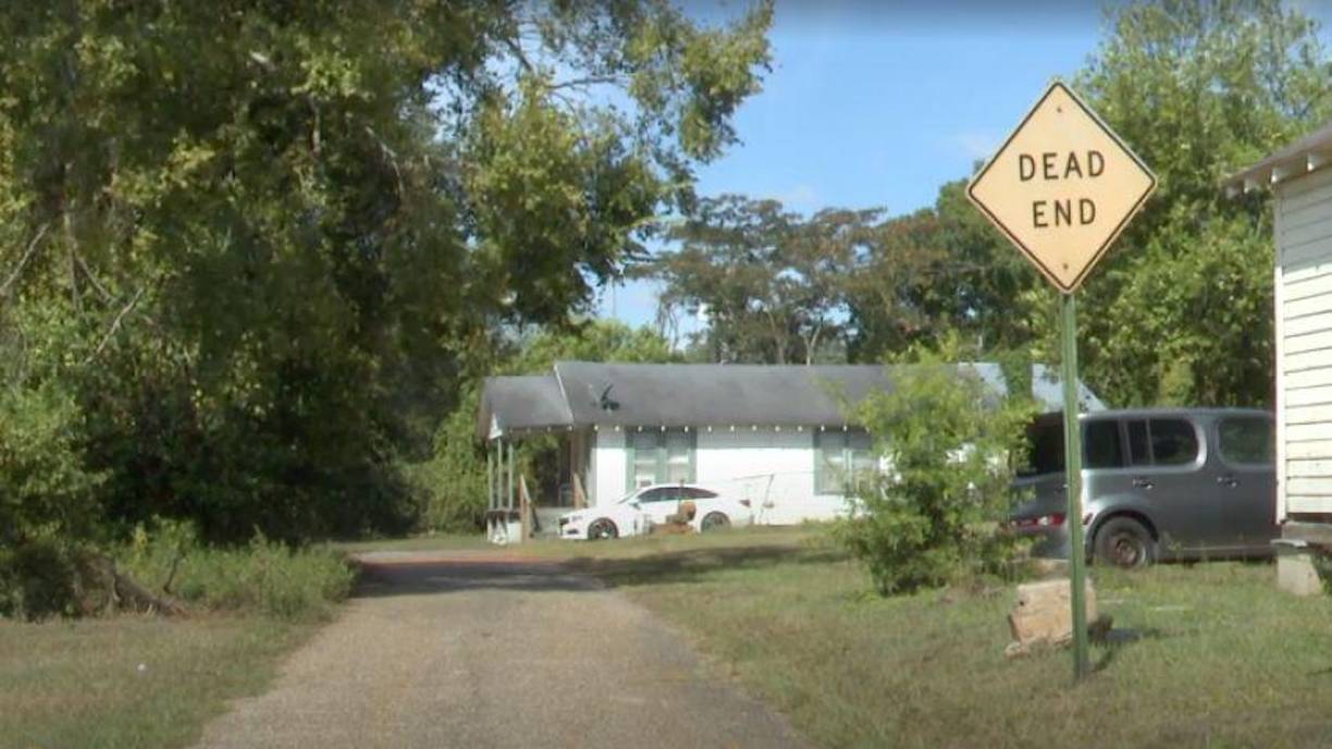 El niño les contó a los oficiales que inicialmente ofreció una “historia que no cuadraba”, hasta que un tutor lo llevó a la estación de policía y finalmente confesó el crimen, relató McIver.