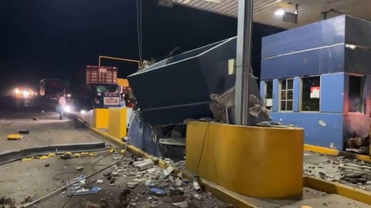 Según la Concesionaria Vial (Covi), el accidente suscitado anoche fue consecuencia del exceso de velocidad, sobrecarga y falla mecánica. 