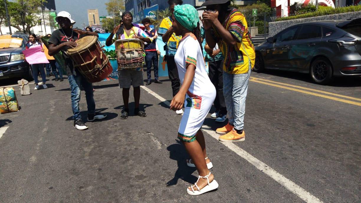 <b>S</b>in embargo, los garífunas también han enfrentado desafíos en Honduras. A lo largo de la historia, han luchado por el reconocimiento de sus derechos y su identidad como pueblo. También han sido afectados por la pobreza, la discriminación y la violencia. En los últimos años, han habido denuncias de desalojos forzados y violaciones de derechos humanos por parte de las autoridades en algunas comunidades garífunas.