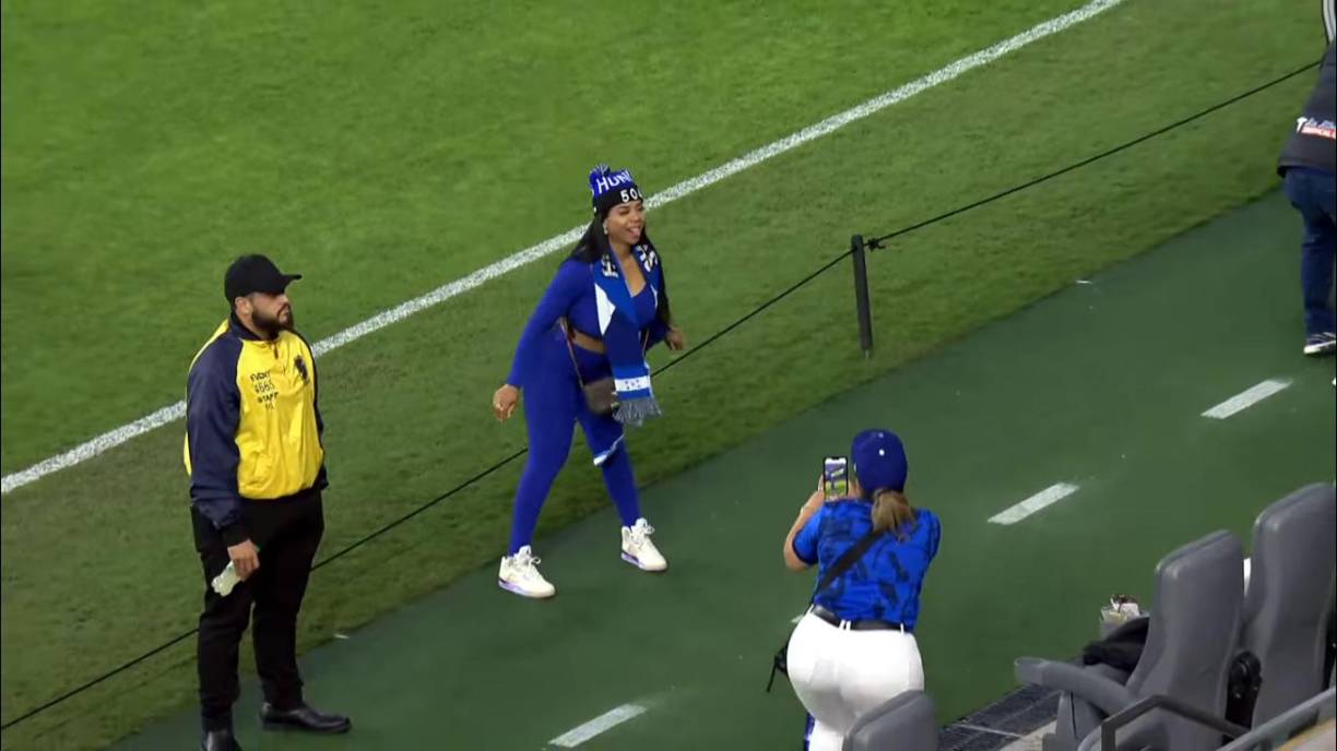 Esta aficionada hondureña cautivó en el estadio angelino con su sexy atuendo con los colores de la Selección de Honduras.