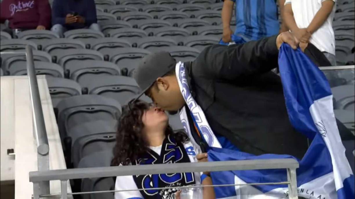 Otro cariñoso beso de una pareja hondureña en las gradas del BMO Stadium.