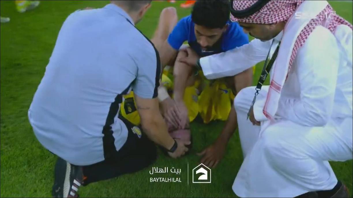 Cristiano Ronaldo se tiró al suelo a llorar y los miembros del cuerpo técnico intentaban consolarlo.