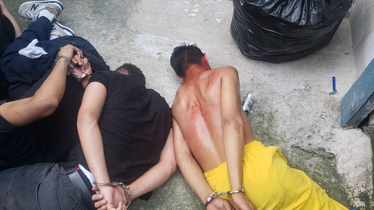 También se les decomisó indumentaria de tipo policial. 