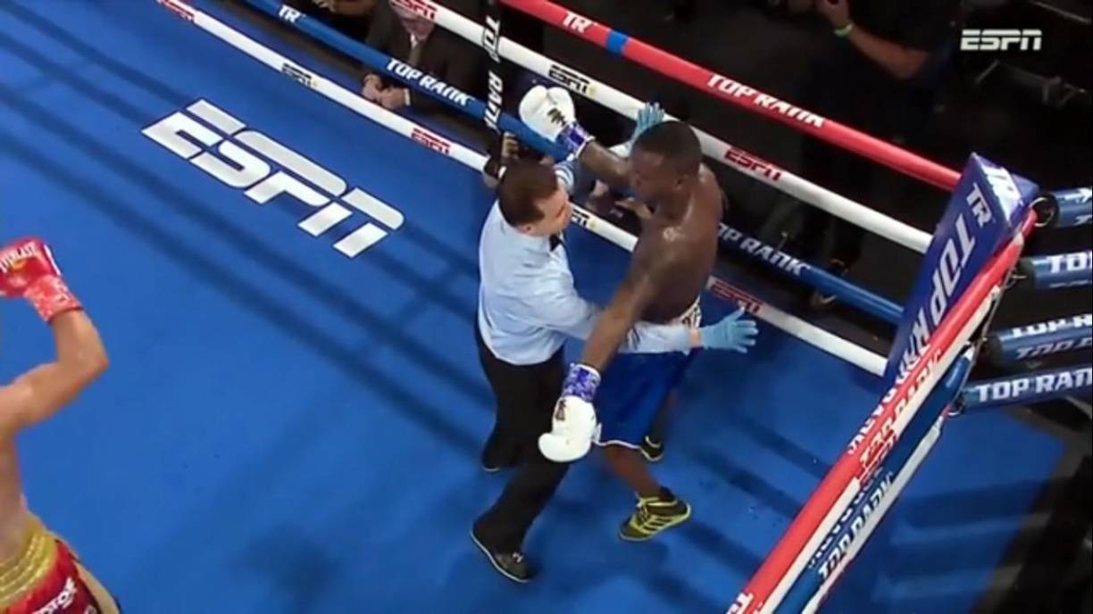 La pelea continuó hasta el séptimo round y cuando Ruiz estaba en una esquina el árbitro optó por dar finalizado el combate dando como ganador al puertorriqueño Henry Lebrón.