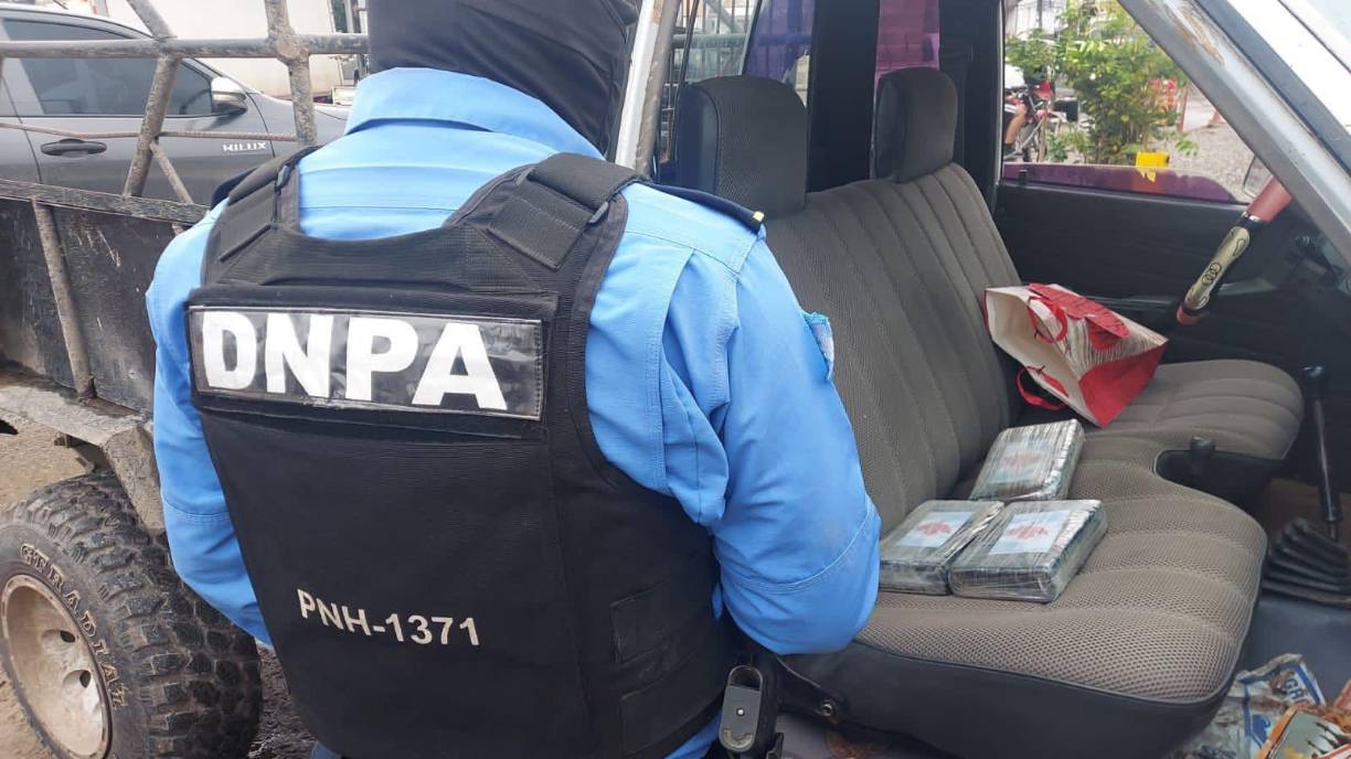 Los efectivos de la DNPA inspeccionaron el pickup en donde vieron sospechoso una bolsa de regalo.