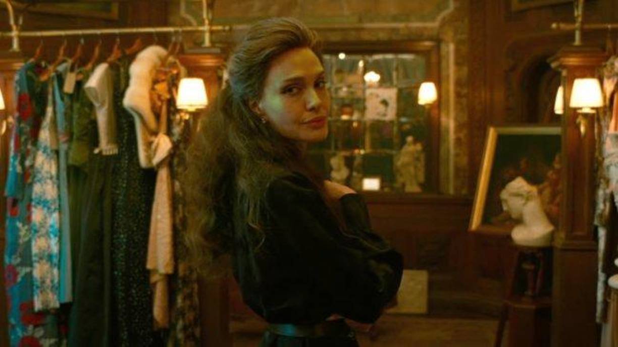 Jolie comparó la fama en la era de Callas con los retos que enfrentan las figuras públicas en la actualidad, donde las redes sociales amplifican el escrutinio público y hasta se traslada para los hijos. “El mayor desafío son mis hijos, que no quieren tener esta vida pública”, aseguró.