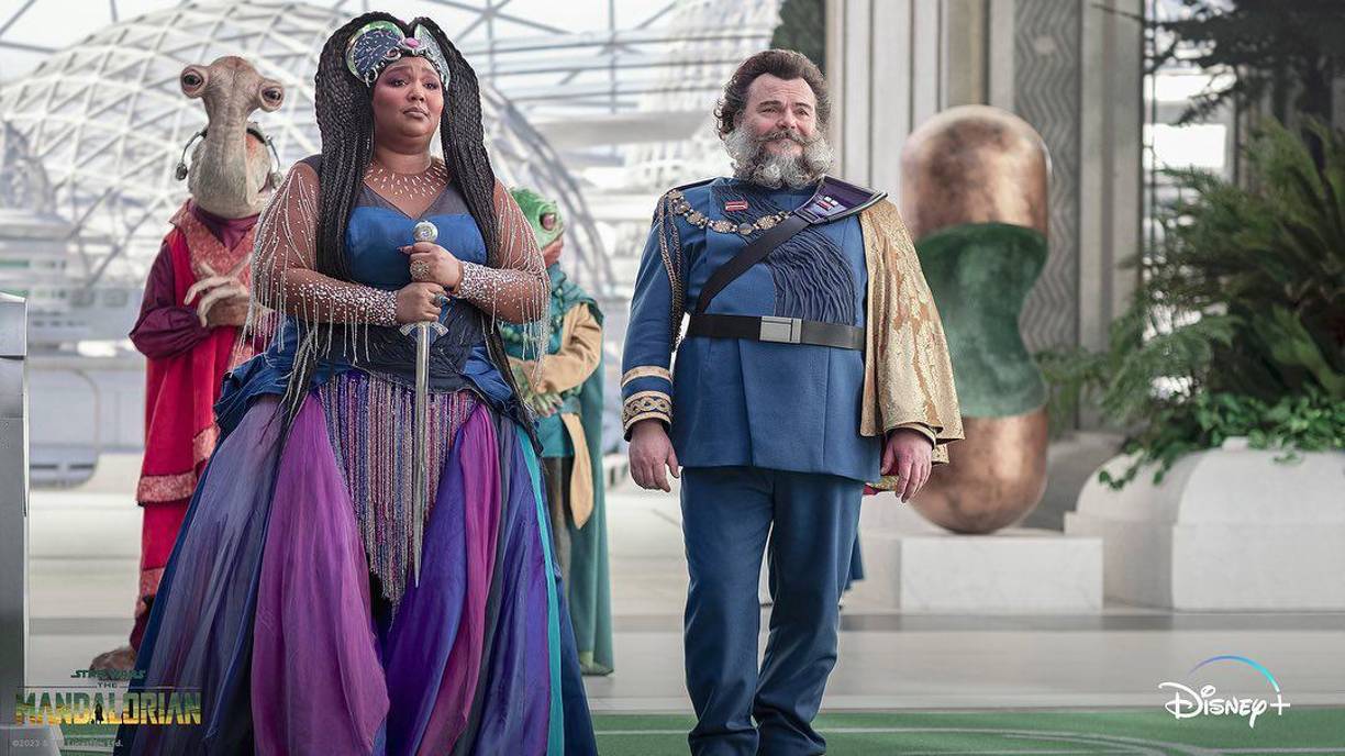 “Lizzo y Jack Black se involucraron porque, honestamente, una de las cosas que realmente nos gusta de trabajar en el programa es que nos gusta atraer a personas que son fanáticos”, señaló Favreau. “Lizzo y Jack Black eran muy activos en las redes sociales”.