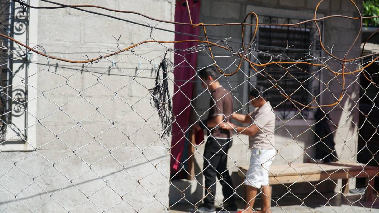 ”Trata de golpearme y me dice que me va a matar. Solo el cuello me busca”, contó.