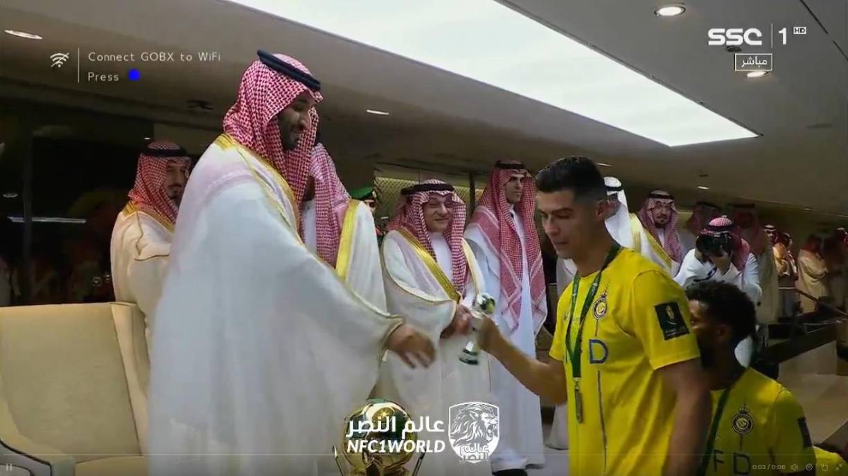 Así reaccionó al momento de recibir su trofeo del segundo lugar.