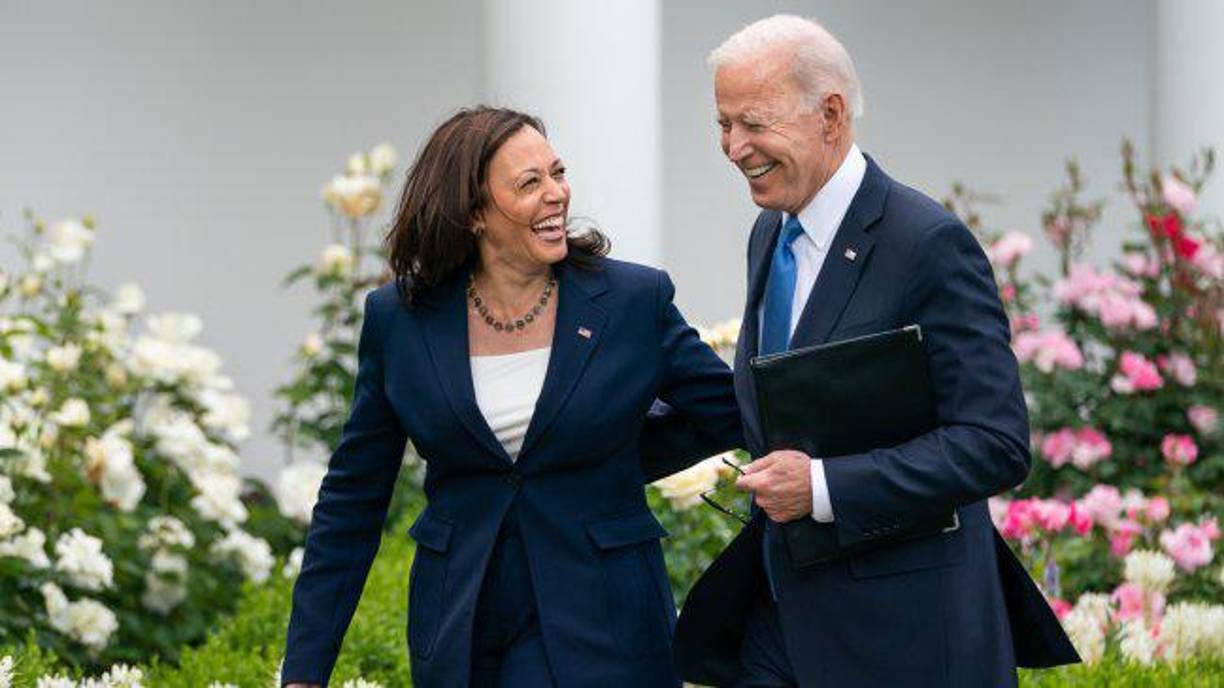‘’Hoy quiero ofrecer mi pleno apoyo y respaldo a Kamala para que sea la candidata de nuestro partido este año. Demócratas: es hora de unirnos y vencer a Trump. Hagámoslo’’, dijo Biden este domingo, minutos después de anunciar su decisión de abandonar la carrera presidencial.”