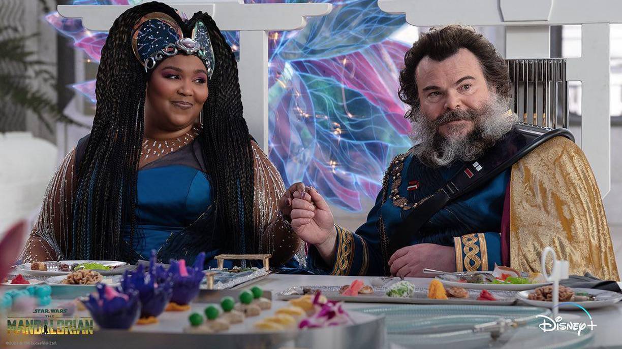 Durante una conversación con EW, el showrunner de The Mandalorian, Jon Favreau, aprovechó de defender la aparición de la cantante y el actor como los gobernantes de Plazir-15, un planeta al que Din Djarin, Bo-Katan y Grogu llegan en búsqueda de más de mandalorianos en el episodio “Guns for Hire”.