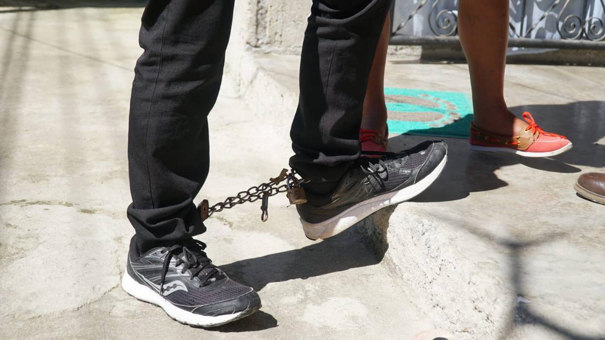 “Se me fue de la casa, así y con todo y las cadenas se salió”, señaló.