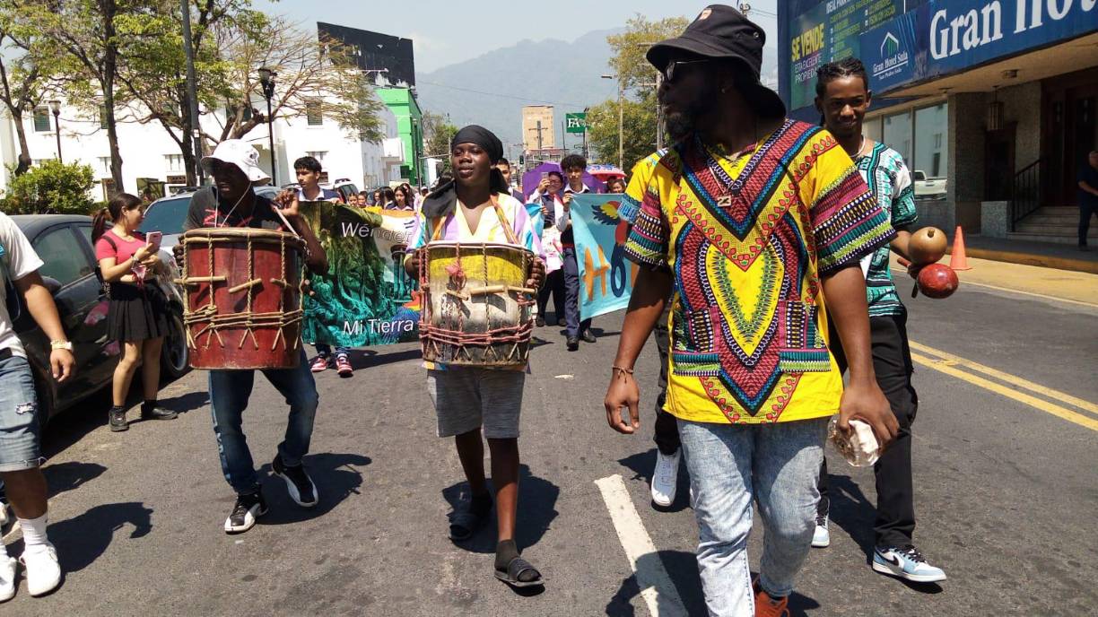 La religión también es una parte importante de la herencia garífuna. Muchos garífunas practican una religión afrocaribeña conocida como dugu o vodú, que combina elementos de las creencias africanas, católicas y nativas de la región.