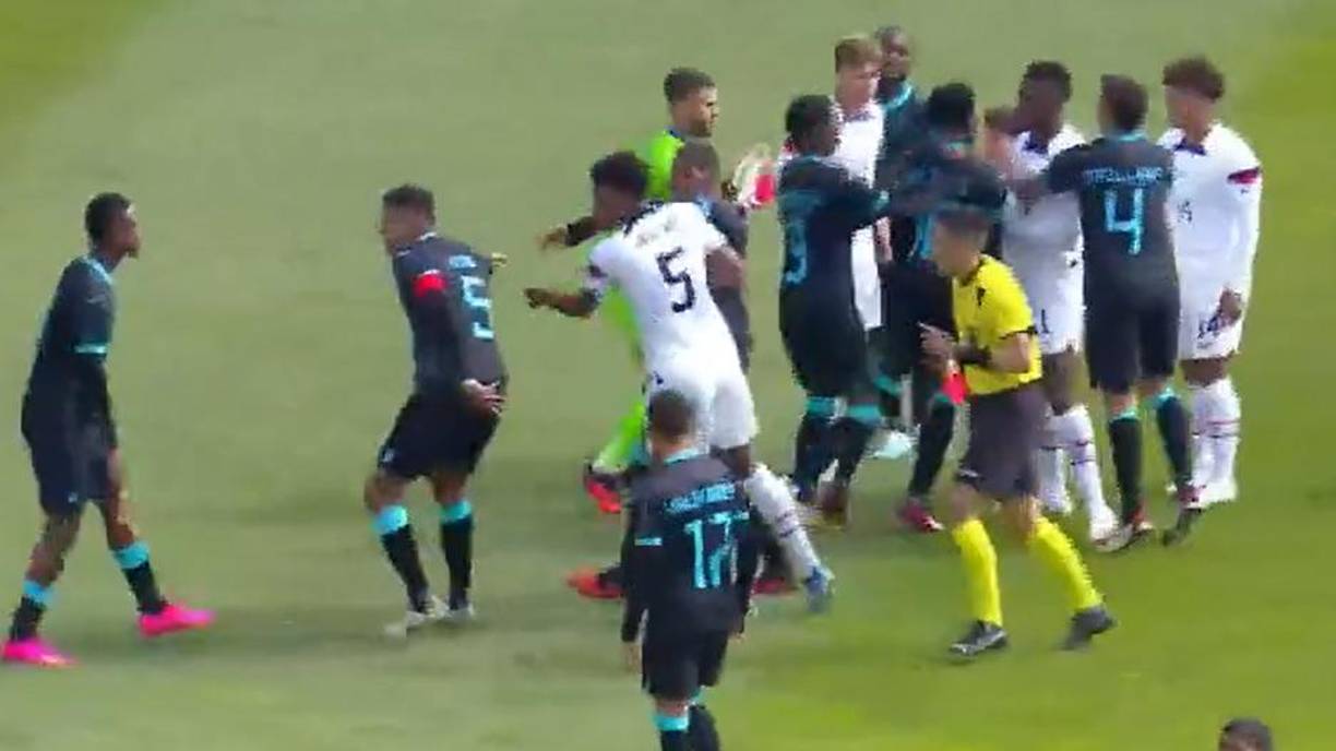 Daniel Carter agredió a un futbolista de Estados Unidos e inmediatamente fue expulsado. Inclusive su compañero Luis Vega le recriminó su acción.