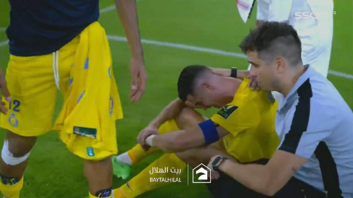 Al final del partido, Cristiano rompió en llanto y se lanzó al terreno de juego tras perder la final de la Copa de Arabia.