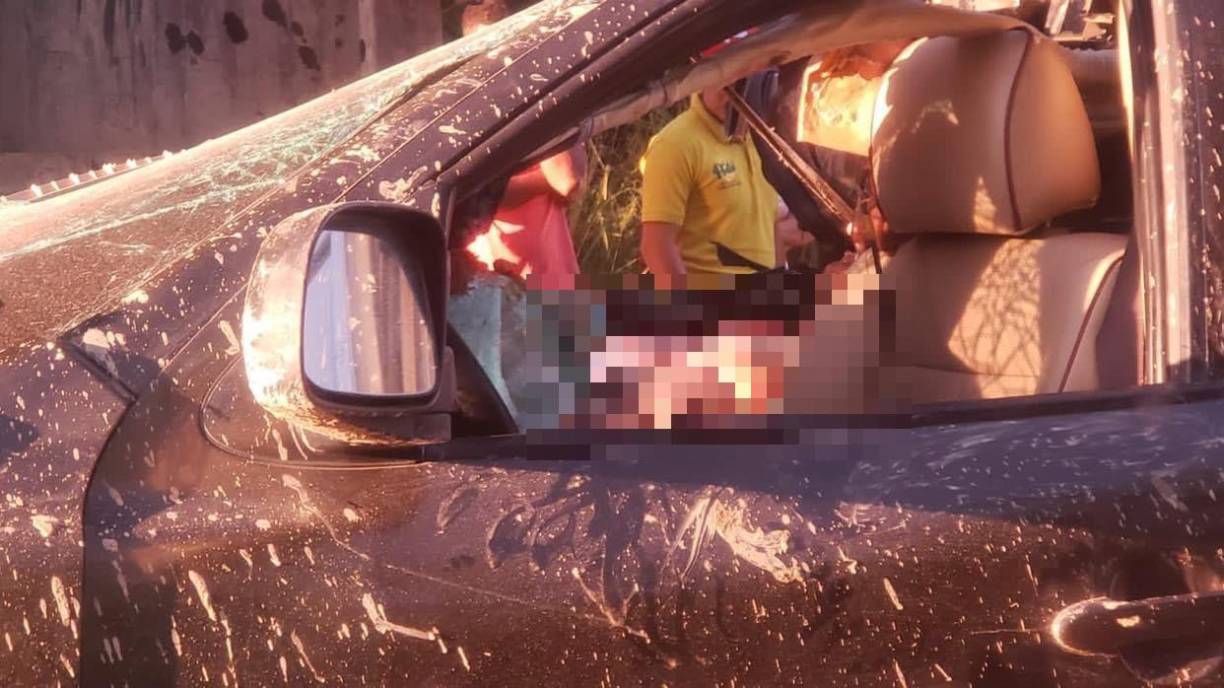 Al parecer, el vehículo en el que viajaban los cinco fallecidos colisionó con la parte trasera del camión que circulaba en ese momento en el mismo sentido.