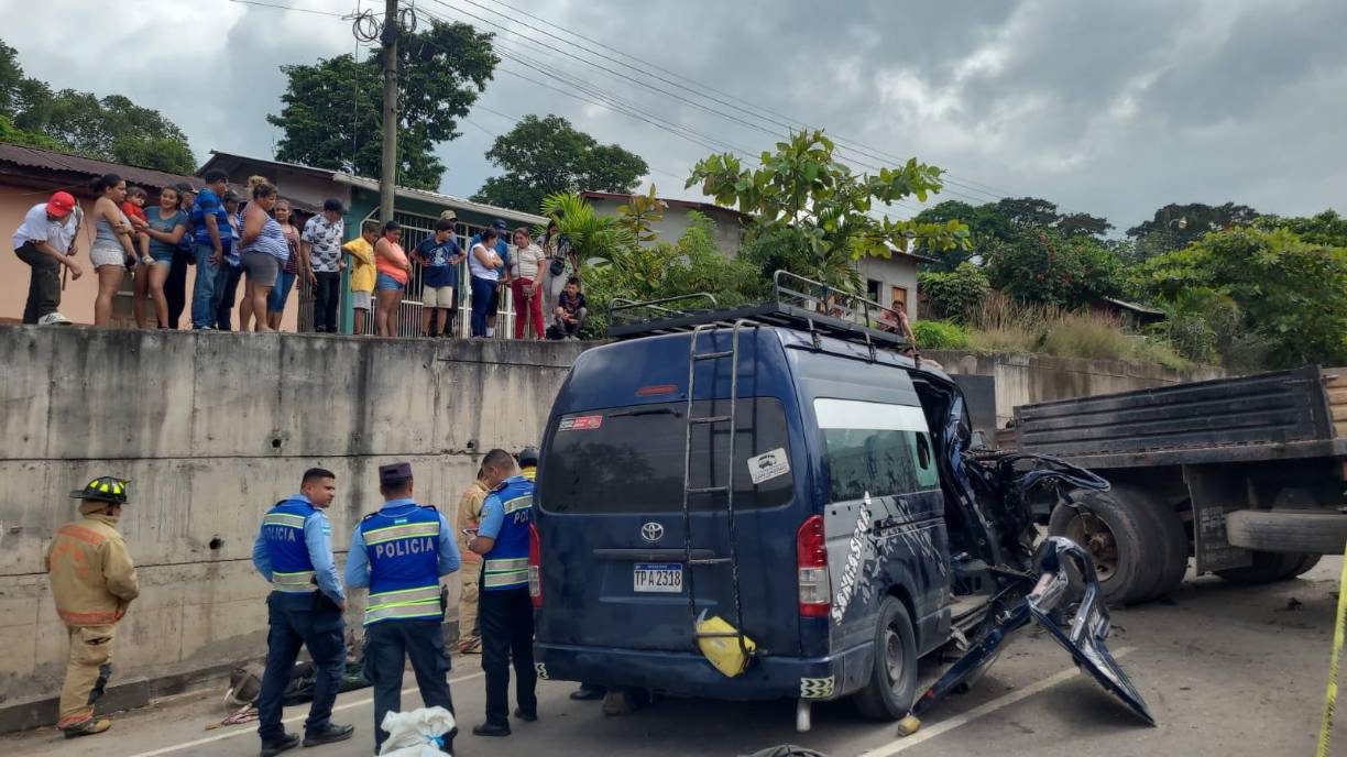 Un testigo dijo a un canal local que el camión hizo un viraje que no es permitido, pero que el busito iba a exceso de velocidad.