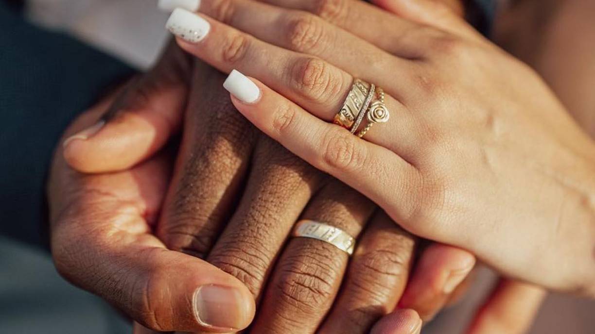 Mediante las redes sociales, el jugador catracho y su chica compartieron fotografías de la boda.