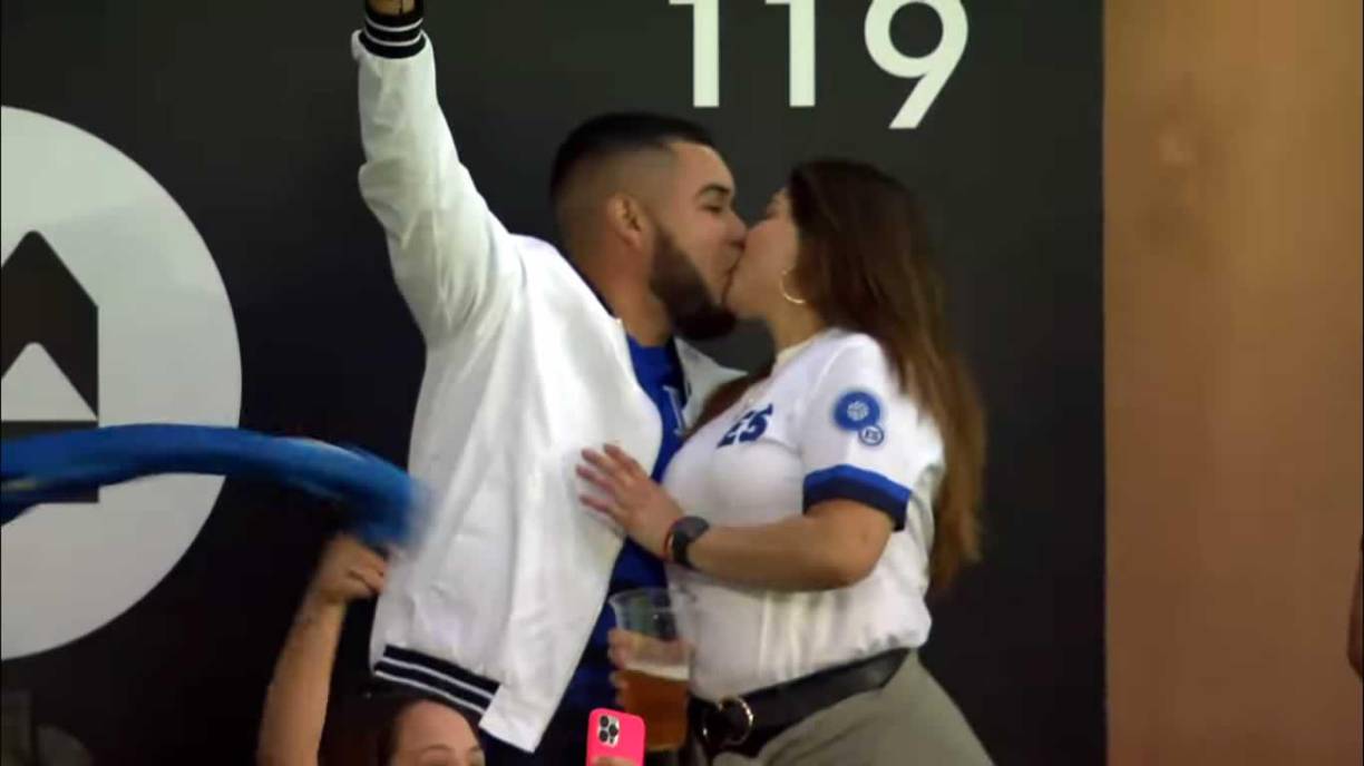 Llegó el turno de una pareja salvadoreña para dejar esta instantánea con apasionado beso.