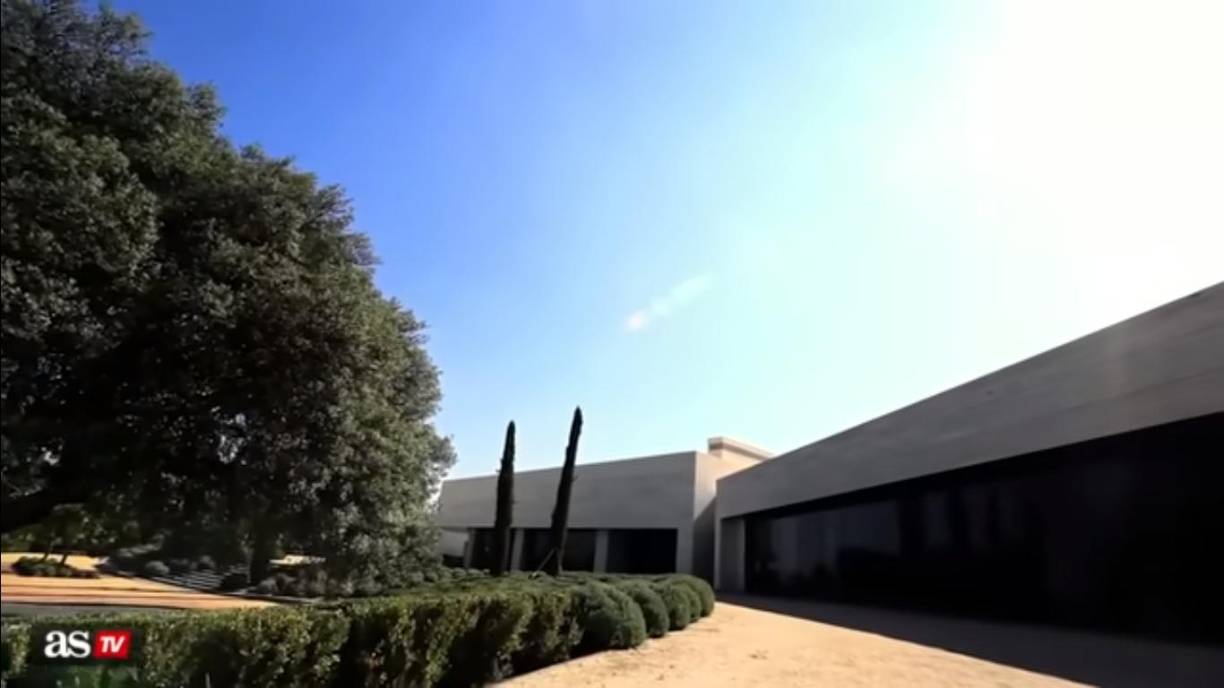 Dicha mansión se encuentra en una lujosa residencia de Madrid, donde han vivido grandes jugadores como Cristiano Ronaldo, Zidane y actualmente Jude Bellingham. 