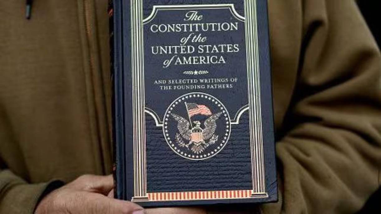  “Cualquier solicitante que tenga títulos de herencia o cargos de nobleza en cualquier estado extranjero debe renunciar al título o al puesto. El solicitante debe renunciar expresamente al título en una ceremonia pública y USCIS debe registrar la renuncia como parte del proceso. procedimiento. La no renuncia al título del cargo demuestra falta de apego a la Constitución”, se establece. El Duque de Sussex de 39 años, deberá declarar su renuncia a todos los títulos que ha tenido hasta ahora, así como al orden de la nobleza.