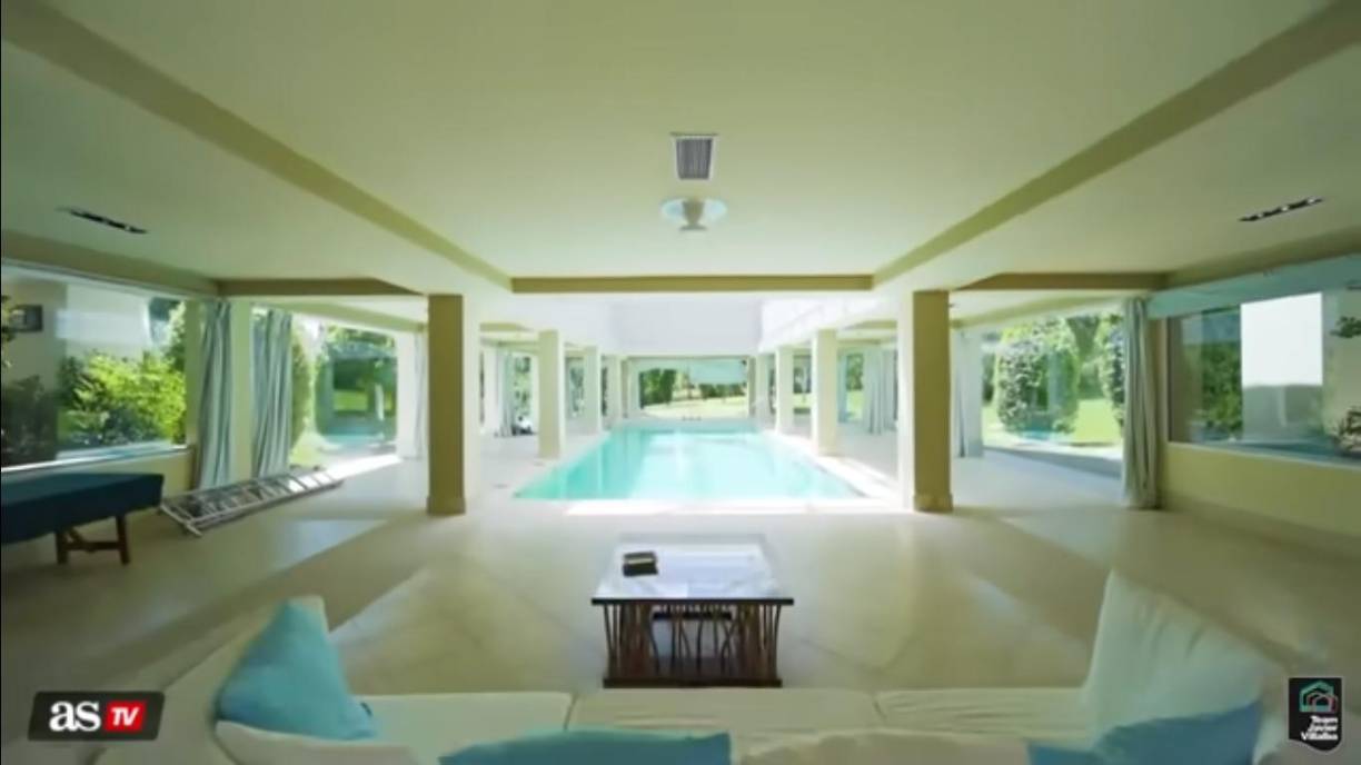 También cuenta con piscina climatizada y sauna.