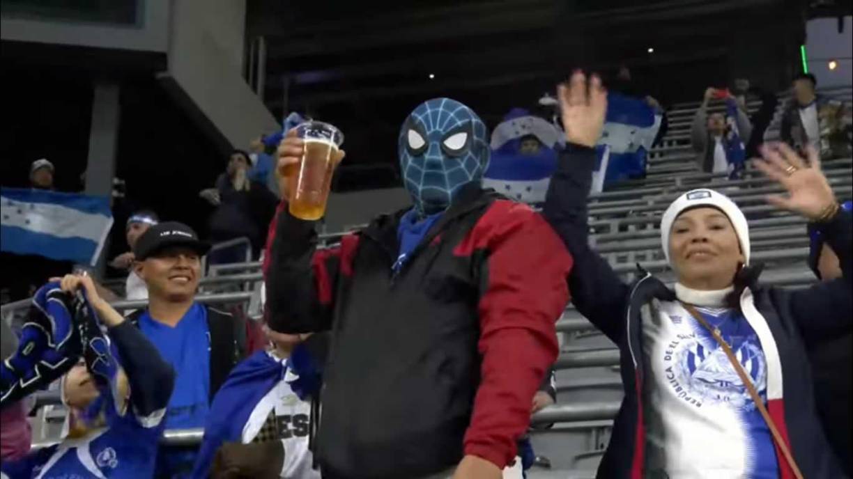 Ni Spider-Man se quiso perder el amistoso entre Honduras y El Salvador.
