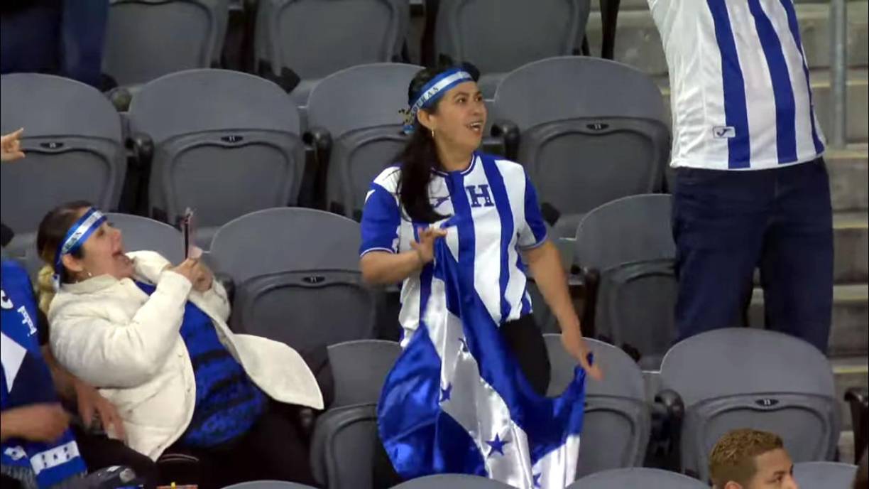 Otra aficionada hondureña que se puso a bailar con la música catracha que sonó en el estadio.