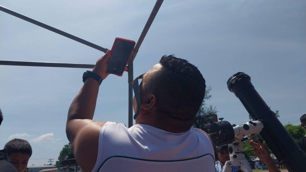 En La Lima este hombre llegó sus gafas especiales para grabar con su celular desde el Parque Central.