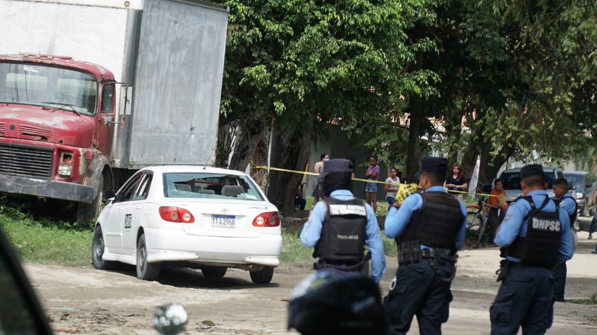 Varios policías llegaron al sitio, pero no informaron sobre detenciones, tampoco sobre pesquisas sobre el crimen. El móvil es desconocido y el rastro de los responsables, también. 