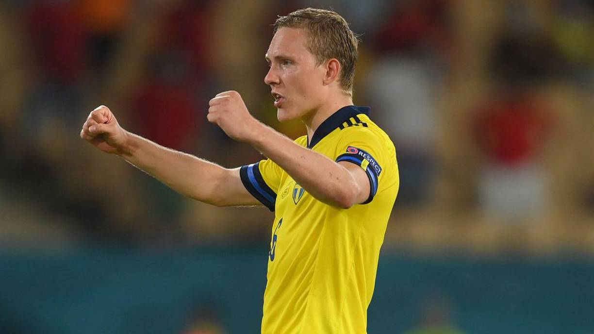 OFICIAL: El lateral internacional sueco Ludwig Augustinsson jugará la próxima temporada cedido en el Aston Villa, llega procedente del Sevilla.