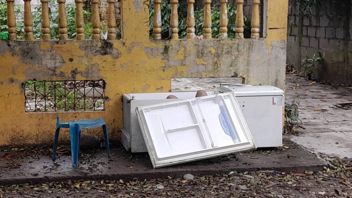 Durante la mañana de este martes, vecinos encontraron el cadáver de un hombre en el interior de un freezer que servía de sentadero. 
