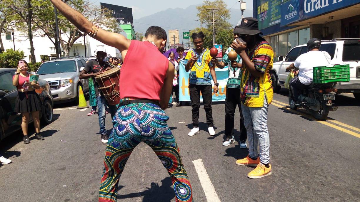 La cocina garífuna es otra parte importante de su herencia, con platos como el hudutu, el tapado, el sere (un plato de pescado ahumado) y el darasa (un tamal de yuca). La comida garífuna utiliza muchos ingredientes locales, como el pescado fresco, los plátanos y la yuca.
