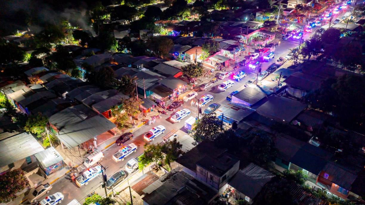 Los militares y policías registran vehículos para verificar que “no se movilice ningún ilícito” y registran a personas que circulan en las calles y que se movilizan en el transporte público urbano, según la fuente.