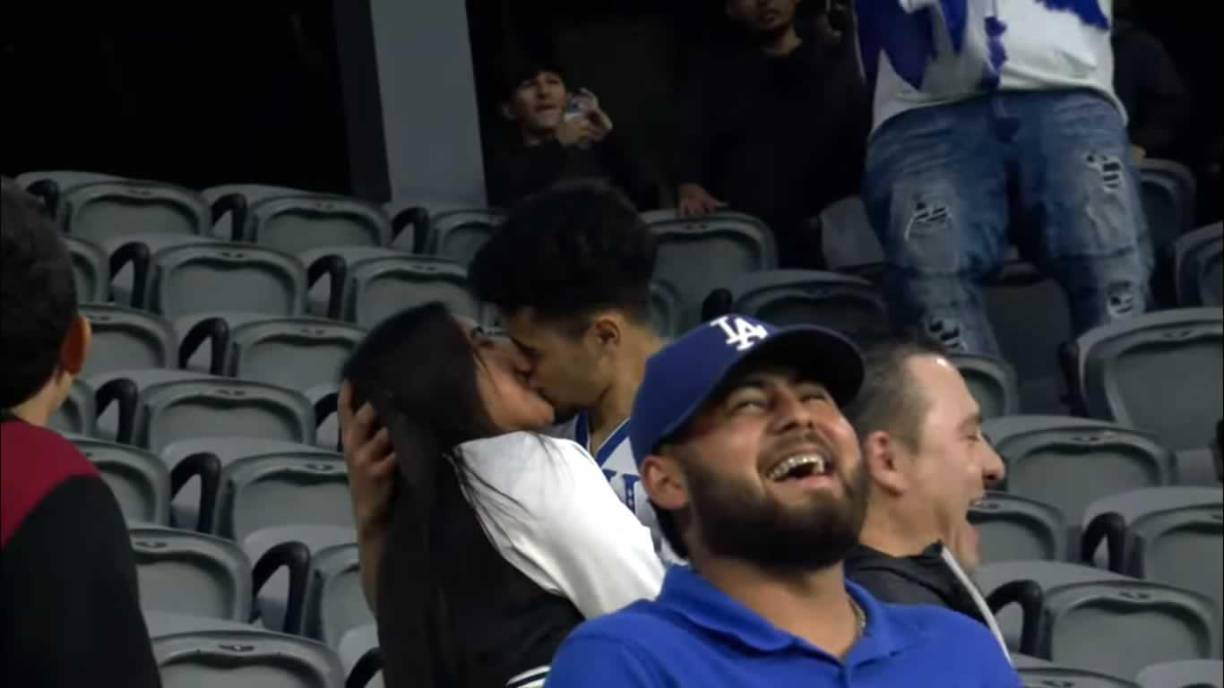 Tremendo y apasionado beso le dio este hondureño a su novia y todo el estadio lo ovacionó.