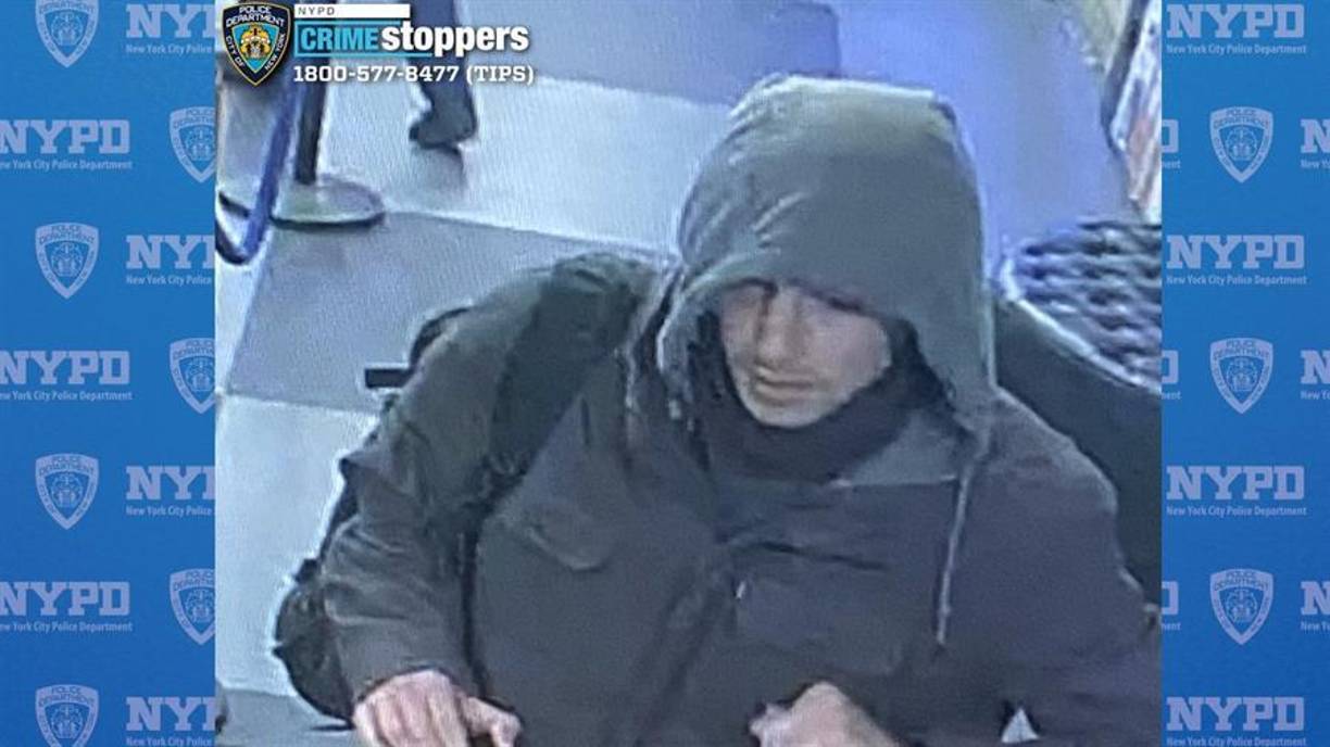 Junto con el mensaje, el departamento publicó dos nuevas fotos en las que se ve a un hombre blanco encapuchado y con una mascarilla.