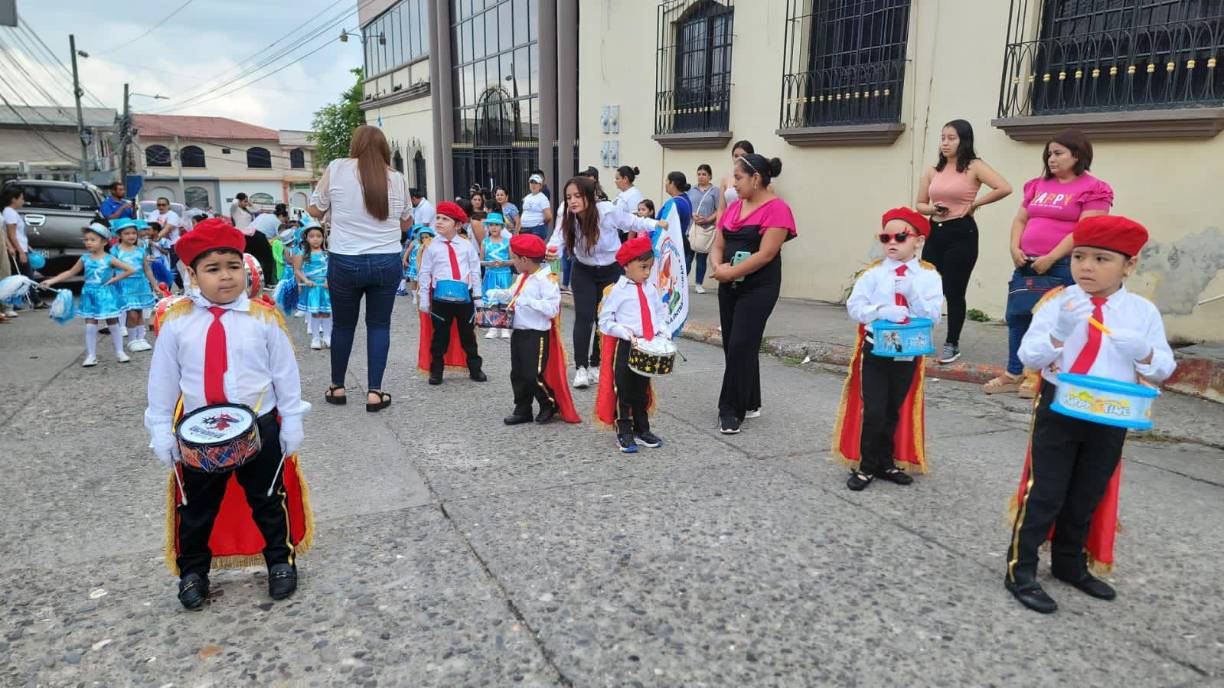 El desfile de los niños de educación pre-básica de La Entrada, Nueva Arcadia Copán, fue un verdadero ejemplo de civismo y amor por Honduras. 