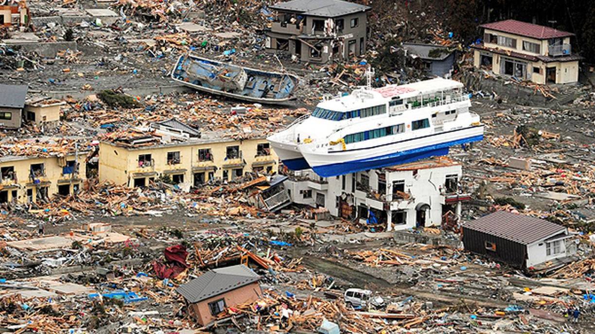 La catástrofe dejó unos 18,500 muertos y desaparecidos y obligó a evacuar a más de 165.000 habitantes de la prefectura de Fukushima debido a las emisiones radiactivas. 