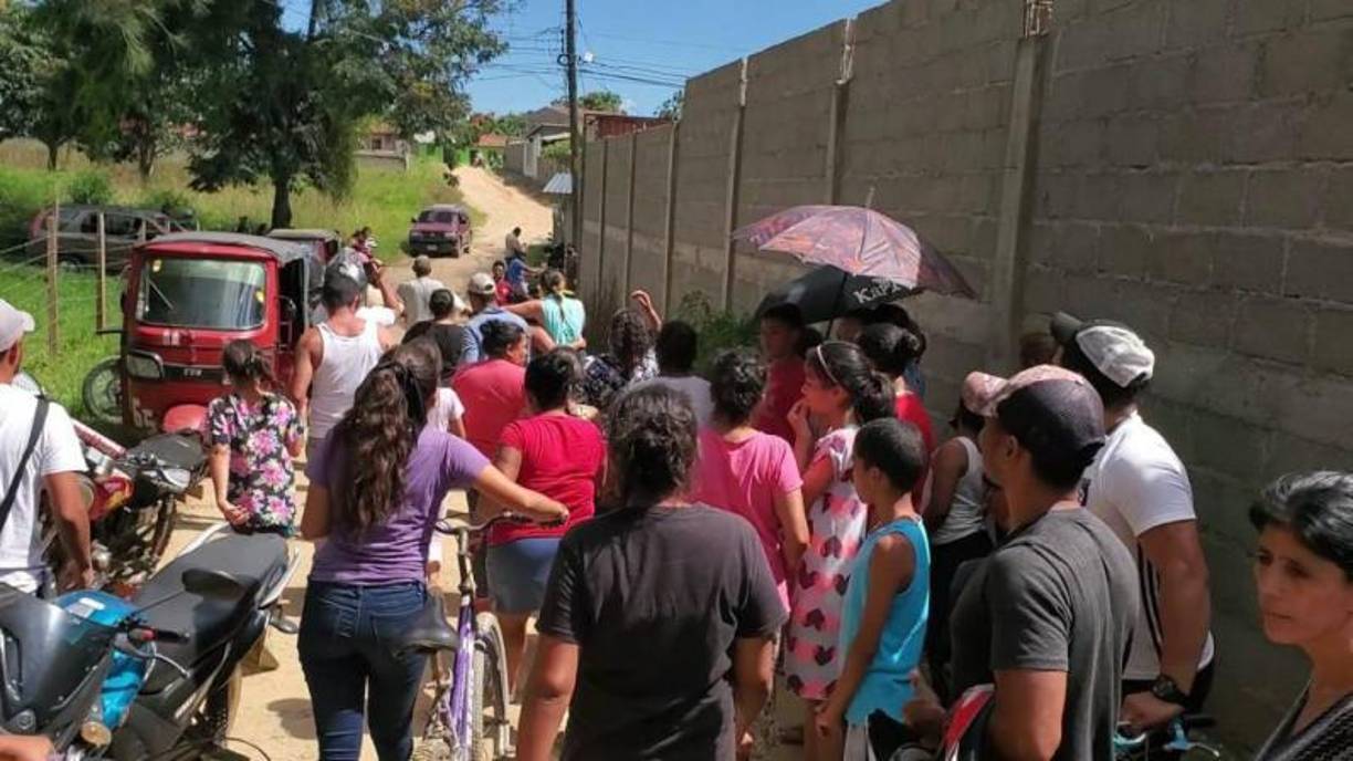 “Cuando la niña regresó de nuevo a levantarlo, ya lo hallaron en el charco de sangre. El niño le decía ‘no me toqués, que me duele mucho” y se puso a llorar la niña”, dijo entre lamentos el pariente. También dijo que el cuerpo del menor fue levantado por su padre en brazos. 