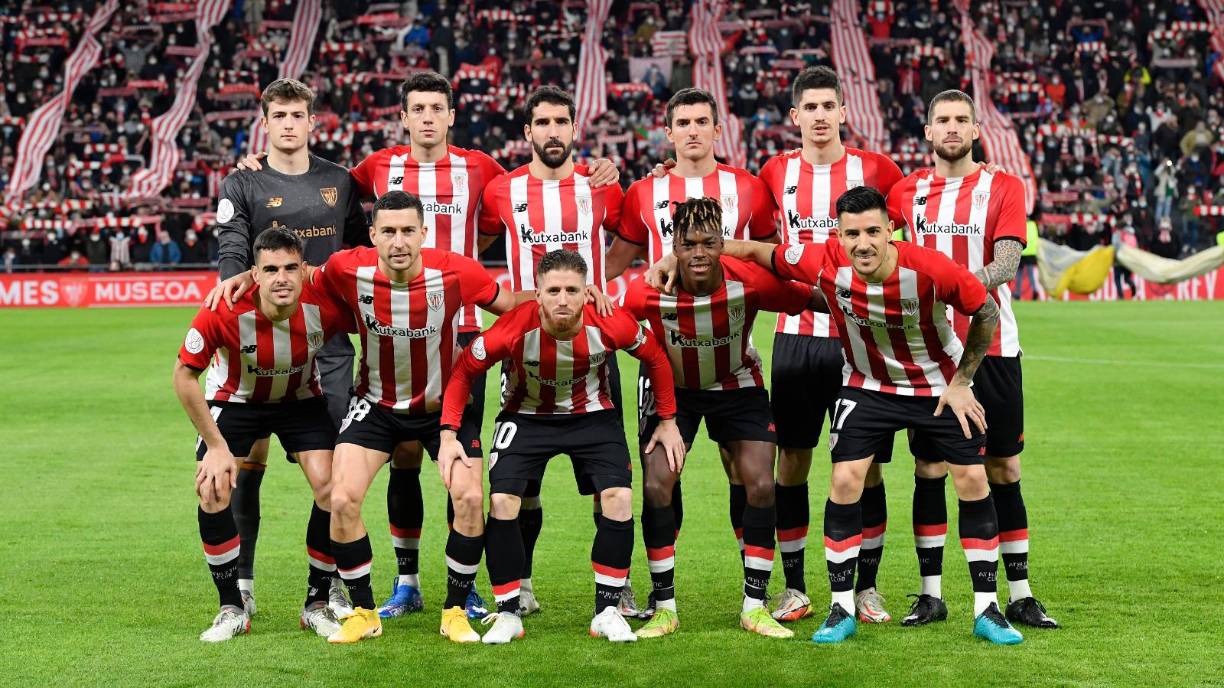 Los 11 titulares del Athletic Club de Bilbao posando antes del partido contra el Barça.