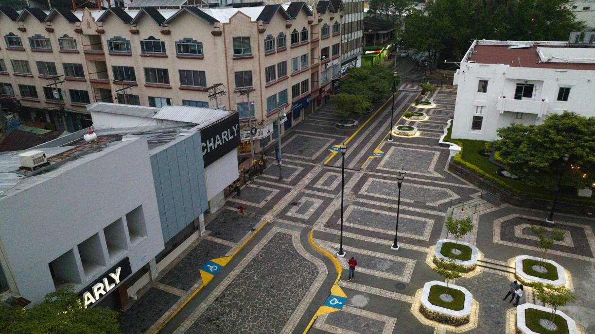 La municipalidad de San Pedro Sula realiza un operativo en el parque central para limpiar, mejorar y fumigar el lado sur, donde todavía había puestos de venta ubicados.