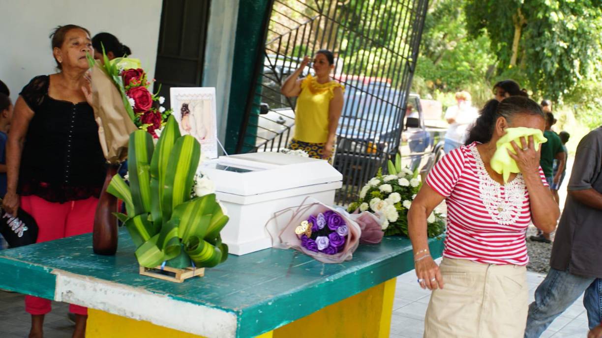 Any Monserrat Dubón Urbina, de ocho meses de nacida, fue sepultada este martes en el cementerio La Puerta, de San Pedro Sula. 